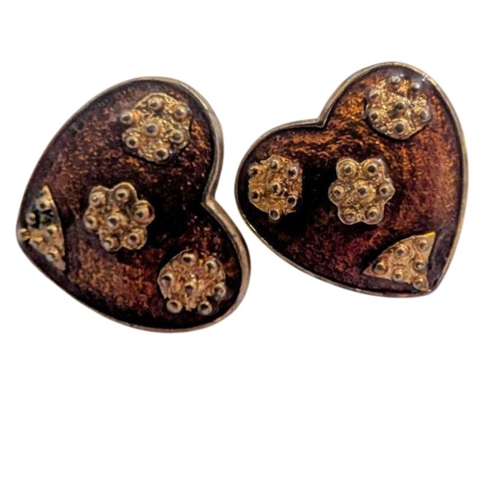 Heart vintage stud earrings. Enamel and gold color metal